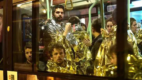 Gli scampati alla strage di Parigi fanno terapia di gruppo