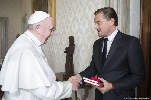 Vaticano, storico incontro tra Di Caprio e Papa Francesco