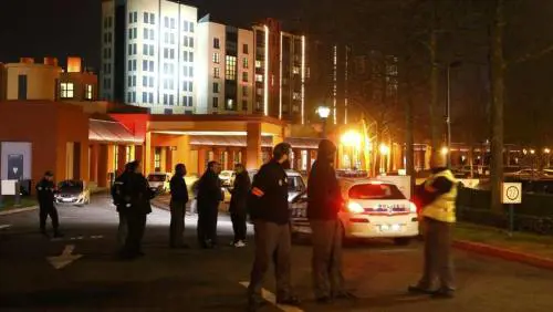 Parigi, panico a Euro Disney: fermato un uomo con armi e Corano