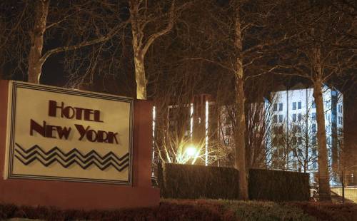L'ingresso dell'hotel New York, dove l'uomo armato è stato arrestato