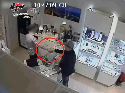 L'orefice stringe la mano al rapinatore