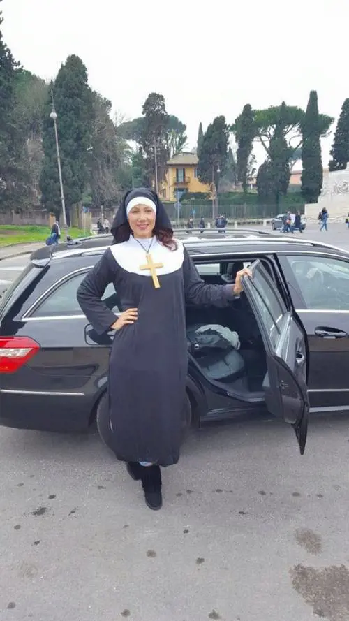La provocazione di Efe Bal. Vestita da suora al Family day