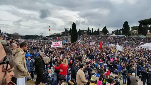 Gli intellettuali che insultano la brava gente