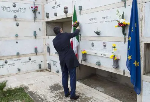 Il premier sconfitto a Berlino manda pizzini da Ventotene