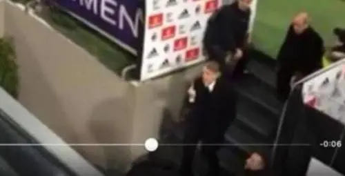 Mancini fa il dito medio ​ai tifosi del Milan