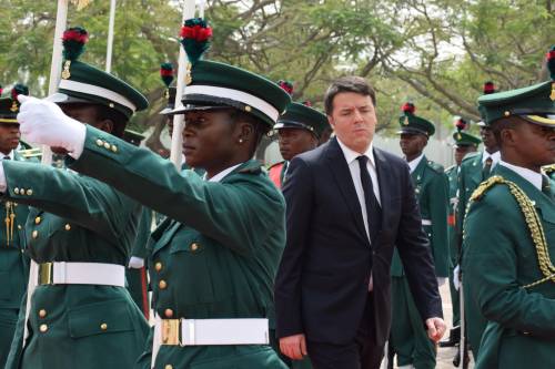 La resistenza africana di Matteo: diversivo per sviare dai suoi flop