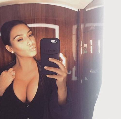 La rivelazione di Kim: "Da quando ho un figlio detesto il mio décolleté"