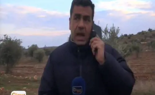 Panico in diretta: al giornalista piove un razzo in testa