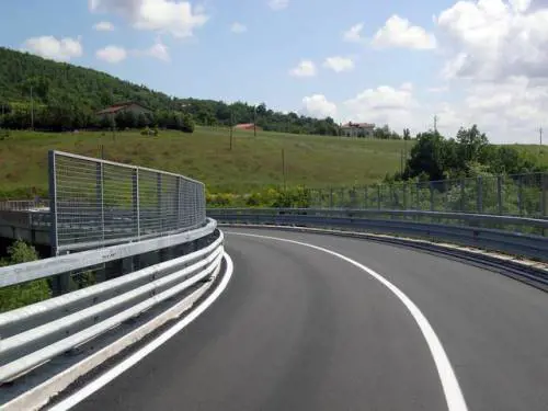 Gb, via le strisce bianche dalla strada