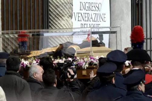 Padre Pio, quel corpo santo che per i fedeli è ancora vivo