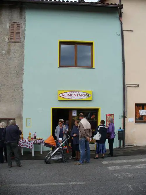 Il paese che paga tutto a chi salva la bottega