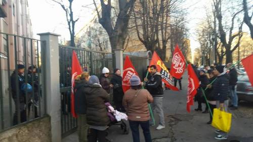Milano, tensione durante sgomberi