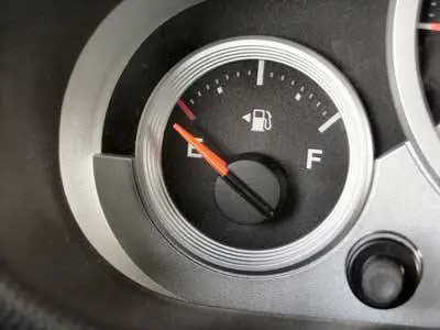 La proposta di "Fare!": "Eliminare il bollo e aumentare la benzina"