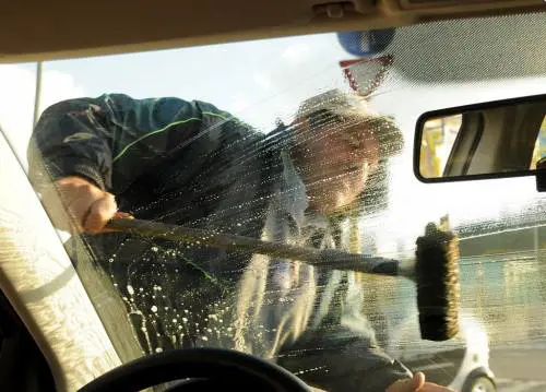 "Non pulirmi la Porsche": 55enne armato di ascia assalta abusivo straniero