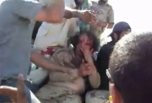 Gli ultimi istanti di Gheddafi ripreso un video inedito