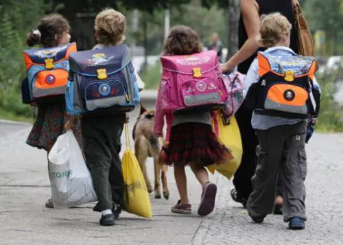 A 8 anni è "condannato" a restare l’unico alunno della sua classe