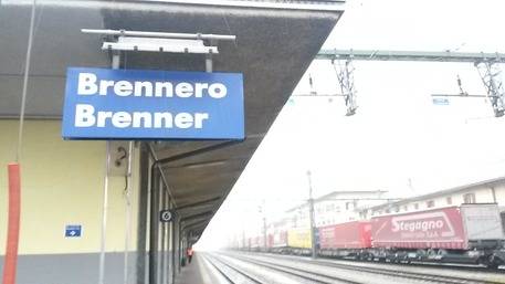 Bolzano, l'accusa della Camera di Commercio: "L'Austria erigerà una barriera anti-profughi al Brennero"