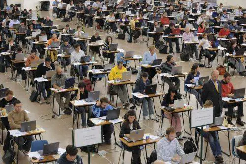 Reggiseno manda in tilt i controlli per fare l'esame da giornalista