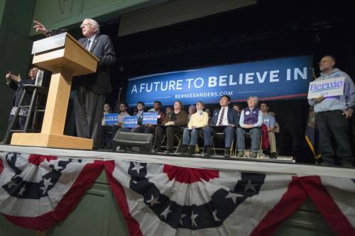 Usa, uomo sviene durante un comizio. Sanders lo soccorre