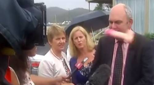 Un dildo volante colpisce il ministro neozelandese dello Sviluppo economico