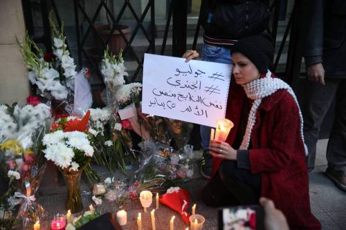 Una donna alla manifestazione per Giulio Regeni al Cairo