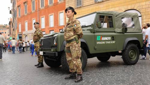 Ora Alfano fa la voce grossa: "Mandiamo l'esercito a Napoli"
