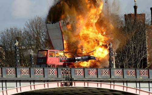 Panico a Londra per l'esplosione di un autobus, ma è solo la scena di un film