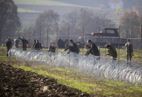Il filo spinato posizionato dagli sloveni al confine con la Croazia