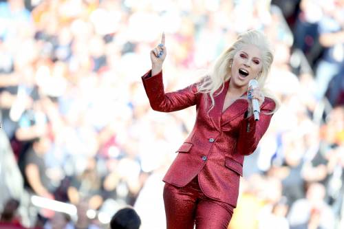 Lady Gaga canta l'inno americano al Super Bowl