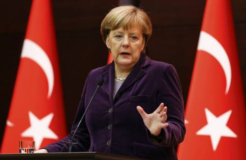 La Merkel va in Turchia. Bagno di folla tra i profughi