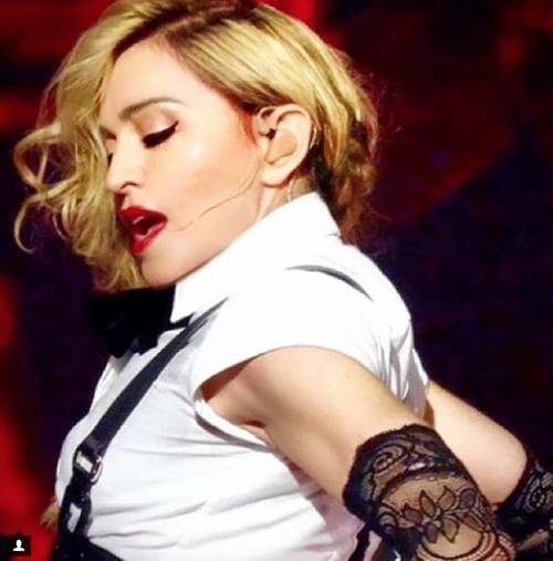 Madonna rimane incastrata nel velo e inciampa. I fan riprendono la scena