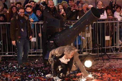 Morgan cade sul red carpet a Sanremo