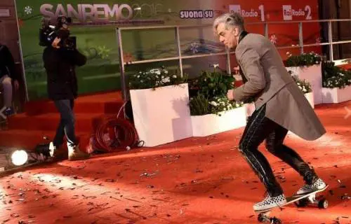 Morgan e la caduta sul red carpet di Sanremo