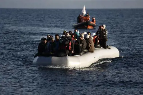 Ue, ultimatum alla Grecia: ha tre mesi per fermare i migranti