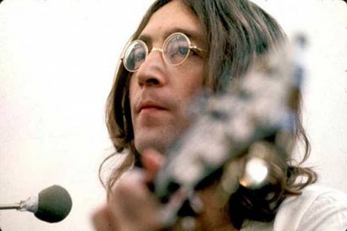 La ciocca di capelli di John Lennon venduta all'asta per 35mila dollari