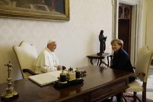 La Merkel smentisce Bergoglio: "Io arrabbiata? Non ricordo..."