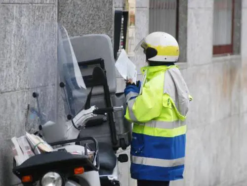 "Non rompere, torna domani". E poi prende a mazzate la postina
