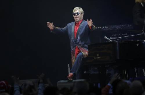 Sanremo, i gay allo scontro: "Elton John parli dei suoi figli"