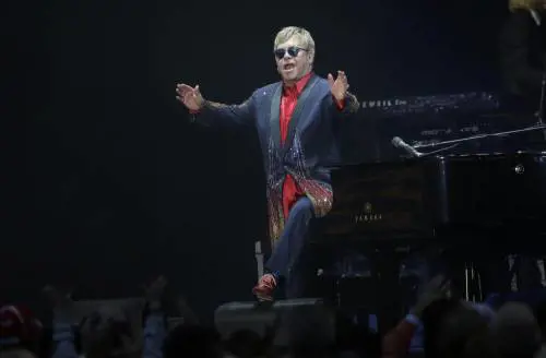 Sanremo, i gay allo scontro: "Elton John parli dei suoi figli"