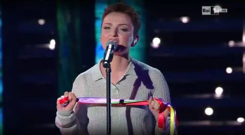Arisa arcobaleno sul palco del festival