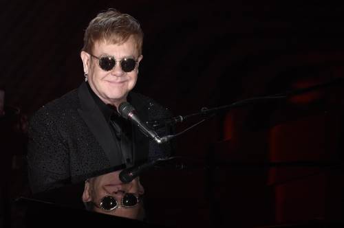 Elton John tira la volata ai gay: "Felice di esser diventato papà"
