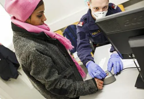 L'Austria ci scarica i migranti: barriere di recinzione al Brennero