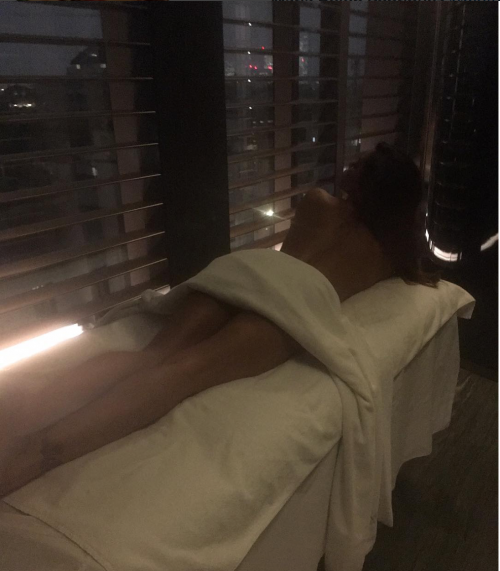 Belen Rodriguez nuda nella sala massaggi