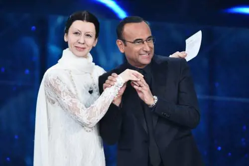 Trucco, parrucco e parodie. Raffaele regina dell’Ariston