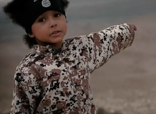 Isis, un bimbo boia in video fa esplodere i prigionieri