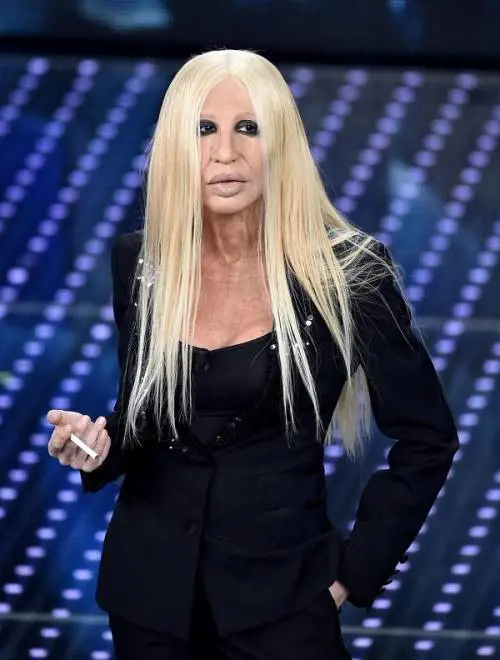 Virginia Raffaele si trasforma in Donatella Versace: le foto