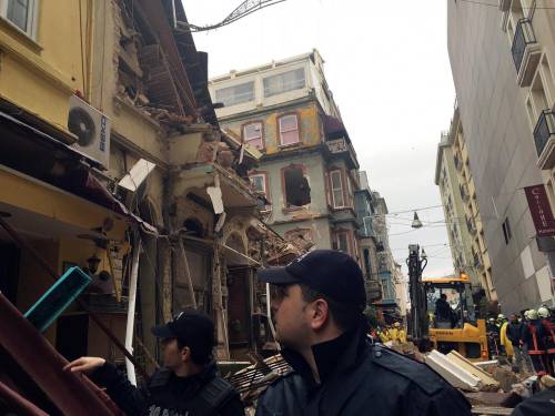 Paura a Istanbul: crolla palazzo di 5 piani in centro