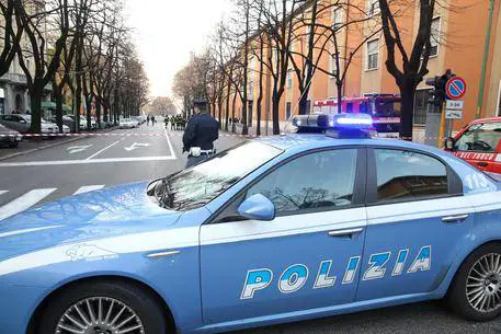 Immigrato strafatto di droga invade una casa per fare la doccia