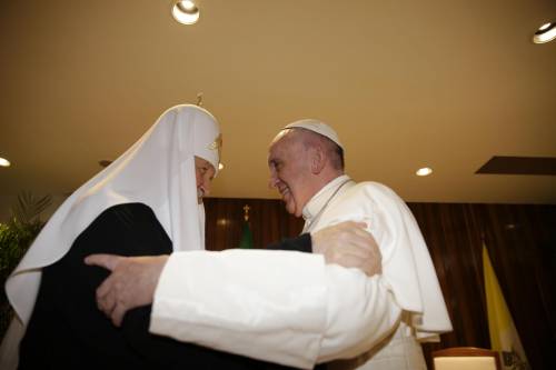 L'abbraccio di Bergoglio: "Finalmente, fratello mio"