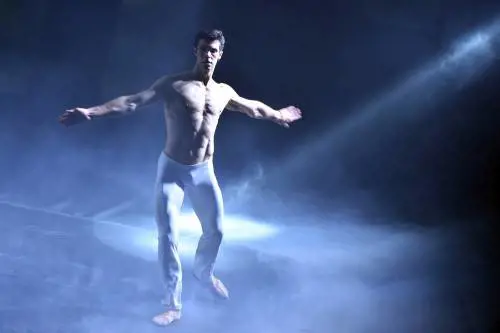 Sanremo, Roberto Bolle sul palco dell'Ariston balla i Queen